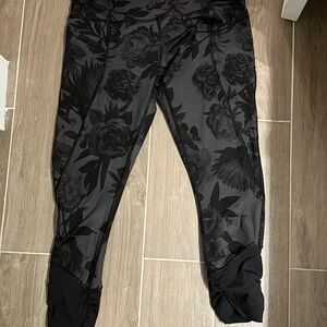 Lululemon Size 10 Black Floral Leggings missing hang tag